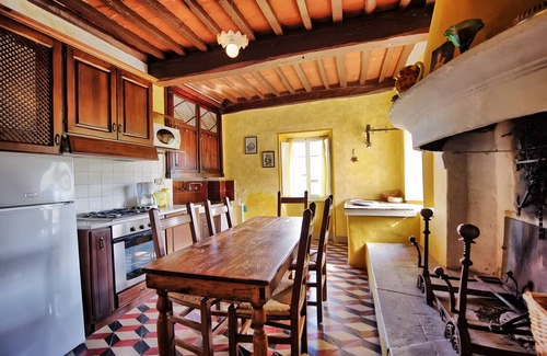 Massarosa Apartment | Apartment 'Il Conte' with Shared Pool and Shared Garden