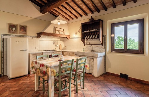 Fucecchio Apartment | Apartment 'Il Granaio' with Shared Pool, Wi-Fi and Air Conditioning