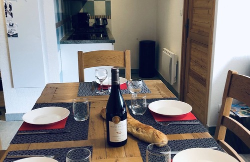 Montgenevre Ski Chalet | Apartment in chalet, at the foot of the slopes, balcony, parking, garage and wifi.