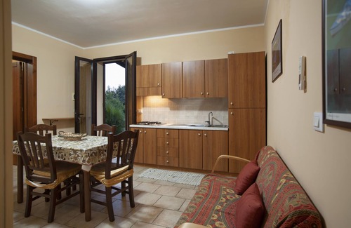 Vignacastrisi Apartment | Apartment in cottage with garden 2 km from the sea