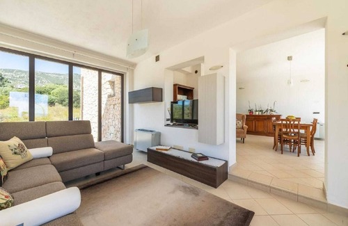 Dorgali House | Apartment in Italy with Private Garden & BBQ