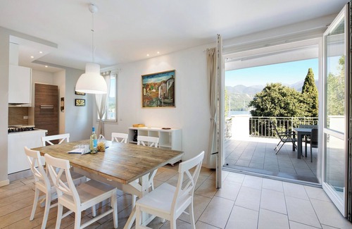Portese Apartment | Apartment 'Gran Fausto Trilo' with Lake View, Wi-Fi and Air Conditioning