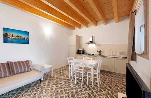 Portese Apartment | Apartment 'Bilocale - Isola Del Garda' with Shared Pool, Wi-Fi and Air Conditioning