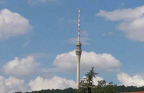 Laubegast Apartment | Apartment, kitchen, bathroom, 40 sqm terrace