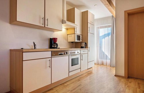 Naz Apartment | Apartment "Klementhof Nr 5" with Mountain View, Pool, Wi-Fi, Balcony & Garden