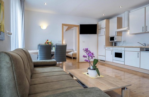 Naz Apartment | Apartment "Klementhof Nr 6" with Mountain View, Pool, Wi-Fi, Balcony & Garden