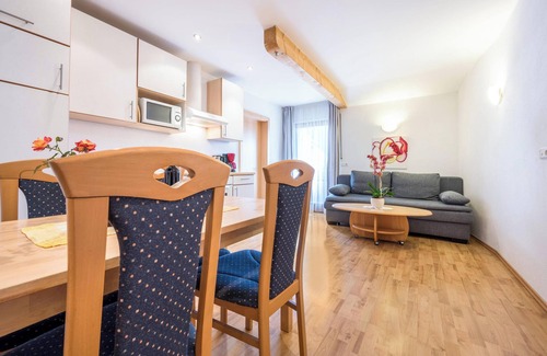 Naz Apartment | Apartment "Klementhof Nr 7" with Mountain View, Pool, Wi-Fi, Balcony & Garden