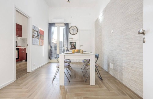 Corso dei Mille - Sant'Erasmo Apartment | Apartment 'L'Incanto - Central Station' with Wi-Fi and Air Conditioning