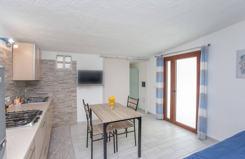 La Caletta Apartment | Apartment "La Caletta Vacanze" close to the Sea with Private Terrace & Wi-Fi