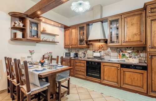 Altopascio Apartment | Apartment 'La Casina Di Loriana' with Private Garden, Wi-Fi and Air Conditioning