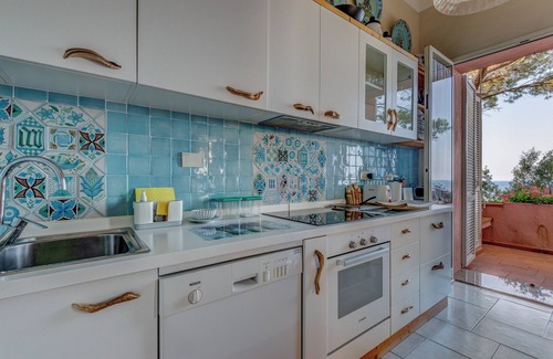 Procchio Apartment | Apartment 'La Paolina' with Mountain View, Private Terrace and Wi-Fi