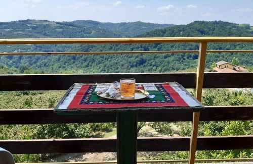 Benevello Apartment | Apartment 'La Seconda Terrazza Di Benevello' with Mountain View, Wi-Fi and Air Conditioning