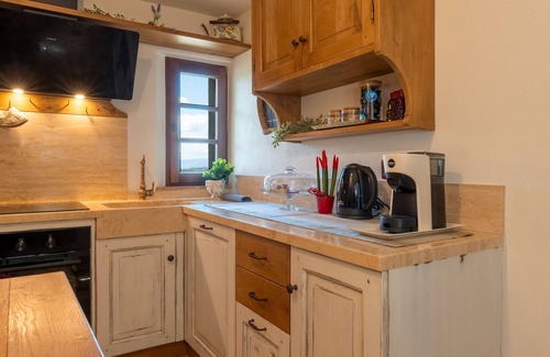 Torrita di Siena Apartment | Apartment 'La Torre' with Balcony, Wi-Fi and Air Conditioning