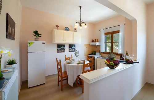 Vlachopoulatika Apartment | Apartment 'Maestro 2' with Balcony, Wi-Fi and Air Conditioning