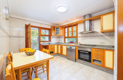 Soller Apartment | Apartment 'Navarro' with Mountain View, Private Terrace and Wi-Fi