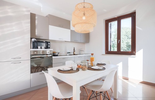 Sommacampagna Apartment | Apartment 'Orchidea' with Private Terrace, Wi-Fi and Air Conditioning