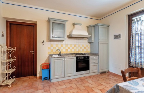 Montecarlo Apartment | Apartment 'Ortensia Blu' with Shared Pool, Wi-Fi and Air Conditioning