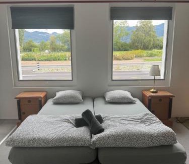 Gwatt Apartment | Apartment Pottery - Park view