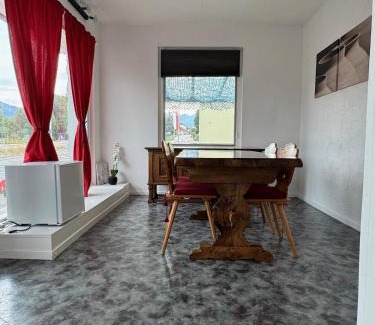 Gwatt Apartment | Apartment Pottery - Park view