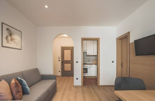 Silandro Apartment | Apartment 'Schnatzhof Typ A3' with Mountain View, Shared Pool and Wi-Fi