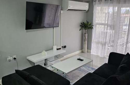 Portmore Apartment | Apartment Sleeps 6 with Pool Access