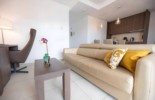 Cala Agulla Apartment | Apartment 'Suite 2' in a Hotel with Shared Pool, Wi-Fi and Air Conditioning