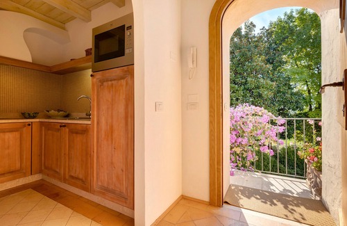 Puegnago del Garda Apartment | Apartment 'Superior Diamante' with Shared Pool, Wi-Fi and Air Conditioning