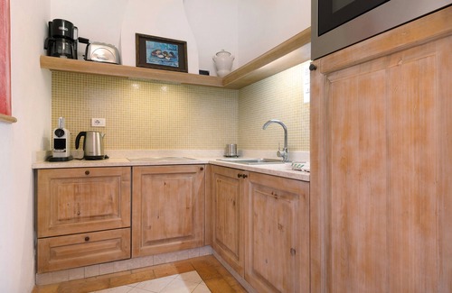 Puegnago del Garda Apartment | Apartment 'Superior Rubino' with Shared Pool, Wi-Fi and Air Conditioning