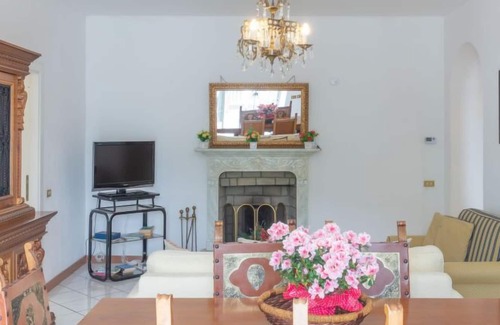 Moltrasio Apartment | Apartment Terrace Lake View in Moltrasio - 9 persons, 3 bedrooms