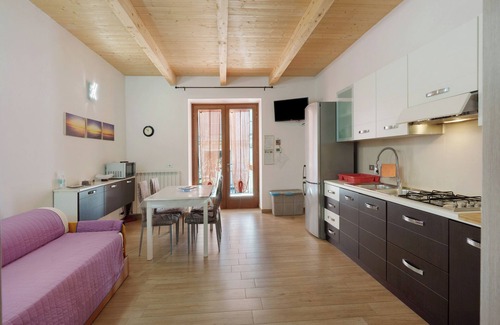 San Lazzaro Apartment | Apartment 'The Main Street' with Mountain View, Shared Garden and Wi-Fi