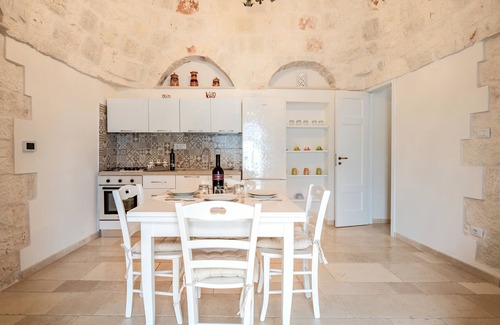 Specchiaruzzo Apartment | Apartment 'Trullo Suite In Masseria' with Shared Pool, Wi-Fi and Air Conditioning
