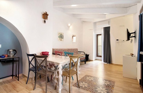 Rutigliano Apartment | Apartment 'Unit Two' with Shared Terrace, Wi-Fi and Air Conditioning