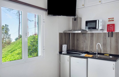 Canico Apartment | Apartment 'View Mountain' with Sea View, Shared Pool and Wi-Fi