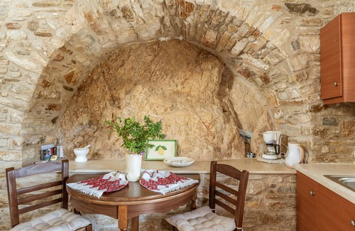 Panormos Apartment | Apartment 'Vrahos Tinos' with Shared Terrace, Wi-Fi and Air Conditioning