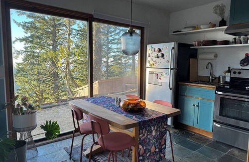 Redwood City Condo | Apartment w hot tub /forest & ocean view