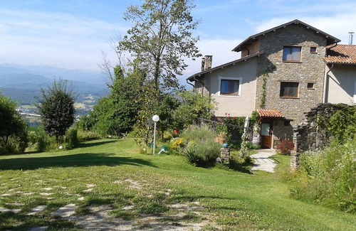 Castellino Tanaro Apartment | Apartment with beautiful 180 degrees view on the Alps!