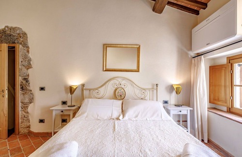 Monteriggioni Other | Apartment with A/C, private pool, sauna, WIFI, hot tub, TV, patio, panoramic view, close to Siena