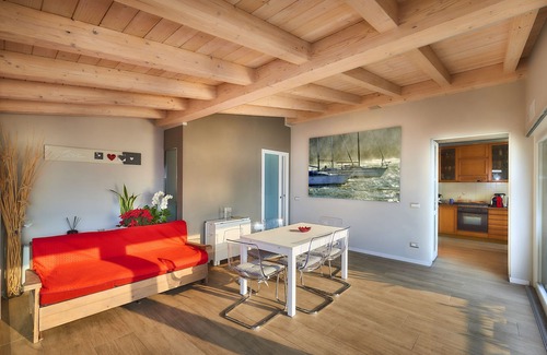 Fiumelatte Apartment | Apartment with balcony, direct beach access