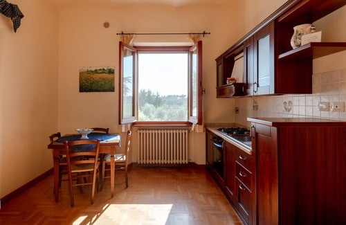 Castiglione del Lago Apartment | Apartment with canopy bed, private garden with panoramic view of the pool