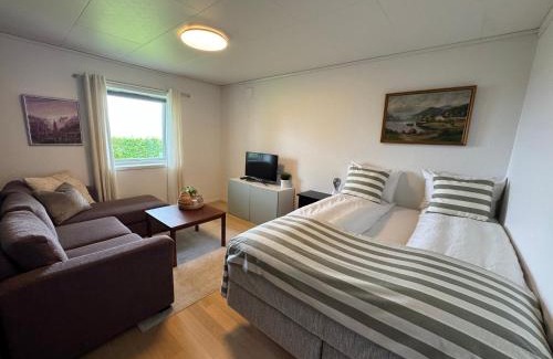 Midtsandan Apartment | Apartment with garden and large bathroom