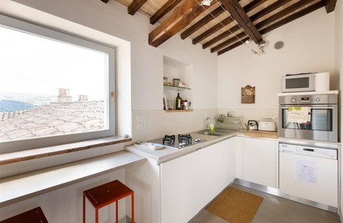 Spello Apartment | APARTMENT WITH LARGE ROOFTOP TERRACE, A/C, lift, free parking. Sleeps up 4