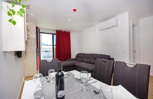 Dugis Apartment | Apartment with shared rooftop pool
