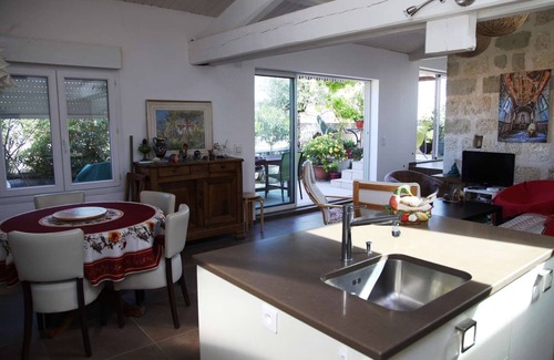 Meze Apartment | Apartment with terrace overlooking the lake, a stone's throw from the port