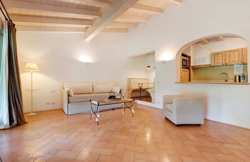 Puegnago del Garda Apartment | Apartment 'Zaffiro' with Shared Pool, Wi-Fi and Air Conditioning