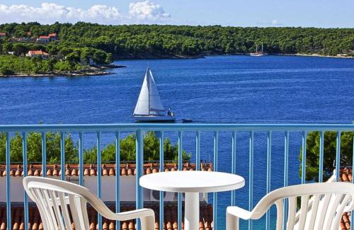Cove Makarac (Milna) Apartment | Apartments Illyrian Resort Milna - CIN08003-CYC