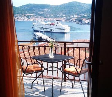 Cove Rogacic Apartment | Apartments & Rooms Vitt