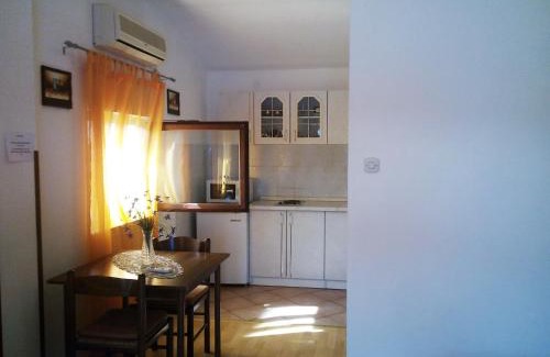 Cove Rogacic Apartment | Apartments & Rooms Vitt