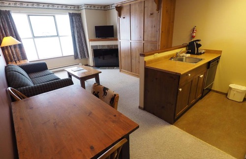 Okanagan-Similkameen Apartment | Apex Mountain Inn Suite 221-222 Condo