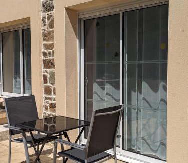 Planguenoual Apartment | Appart' avec grande terrasse vue mer -50m plage et du sentier de randonnée