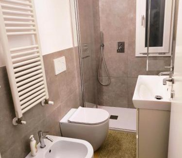 Osteria Grande House | Appartamento "Laghetto 1" con tre camere e bagni privati cucina in condivisione